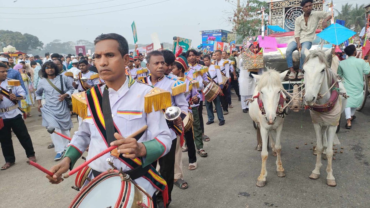 ঢাকায় সুলতানি মোঘল আমলের কায়দায় ঈদ আনন্দ মিছিল
