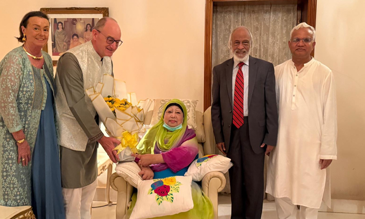 বেগম খালেদা জিয়ার সঙ্গে সৌজন্য সাক্ষাৎ সস্ত্রী জার্মানির বিদায়ী রাষ্ট্রদূত