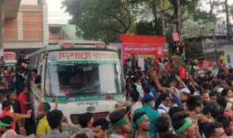 প্রেস ক্লাবের সামনে ব্যাটারিচালিত রিকশাচালকদের সড়ক অবরোধ