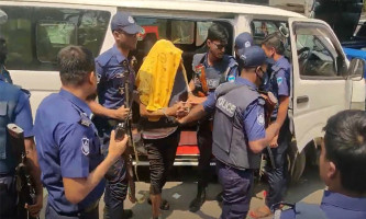 হলুদ রঙের ঘোমটা দিয়ে আদালতে আওয়ামী লীগ নেতা