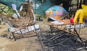 চারুকলায় আগুনে পুড়েগেল শান্তির পায়রা ও ফ্যাসিবাদের প্রতিকৃতি
