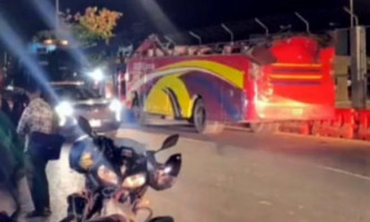 ছাদ উড়ে যাওয়া বাস নিয়ে পাঁচ কিলোমিটার গেলেন চালক
