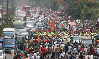ফুল, ব্যানার, পতাকা, স্লোগানে খালেদা জিয়াকে পথে পথে শুভেচ্ছা