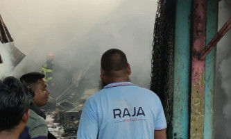 রাজবাড়ীর কালুখালী‌তে তিন দোকান পু‌ড়ে ছাই, কোটি টাকার ক্ষ‌তি