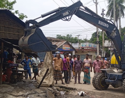 আখাউড়ায় প্রশাসনের অভিযানে সরকারি জায়গা দখলমুক্ত ও তিন ব্যবসায়ীকে জরিমানা