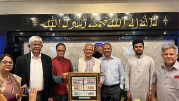 প্রধান উপদেষ্টার কাছে নতুন ব্যাংকনোটের ছবি হস্তান্তর