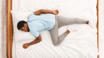 উপুড় হয়ে ঘুমানোর ফলে শরীরে কী হয়